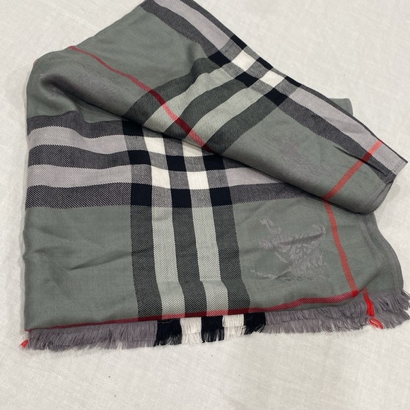 Burberry scarf π§£gray red black 100% cashmere made in Scotland 54β by 72β unisex - Picture 15 of 16